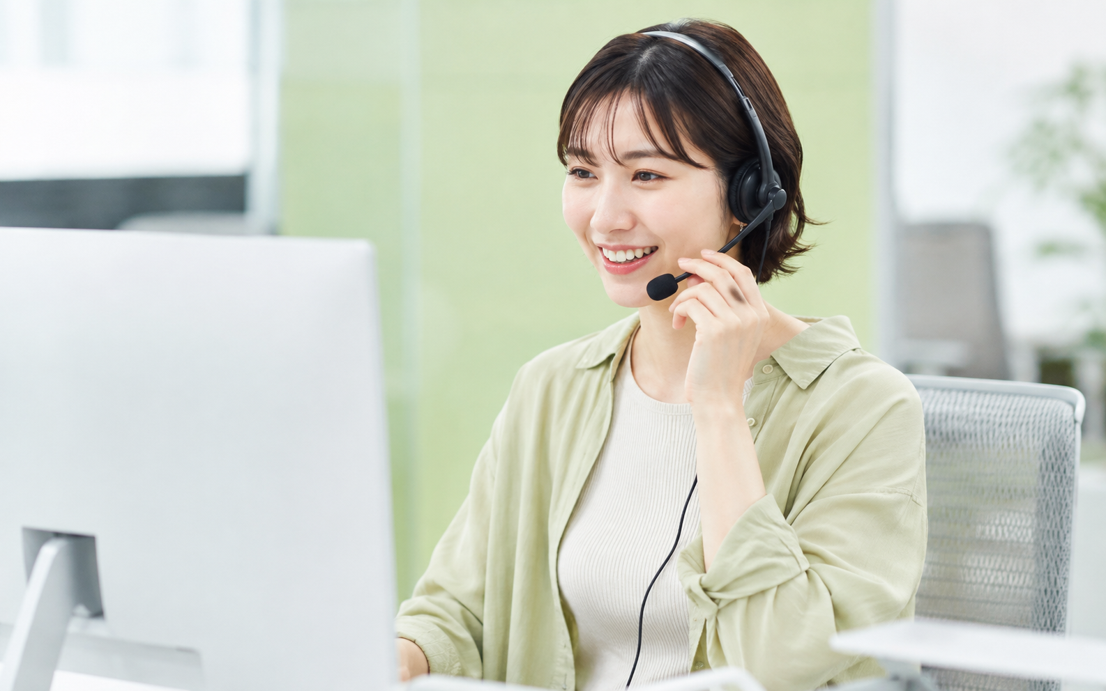 ヘッドセットで話す女性
