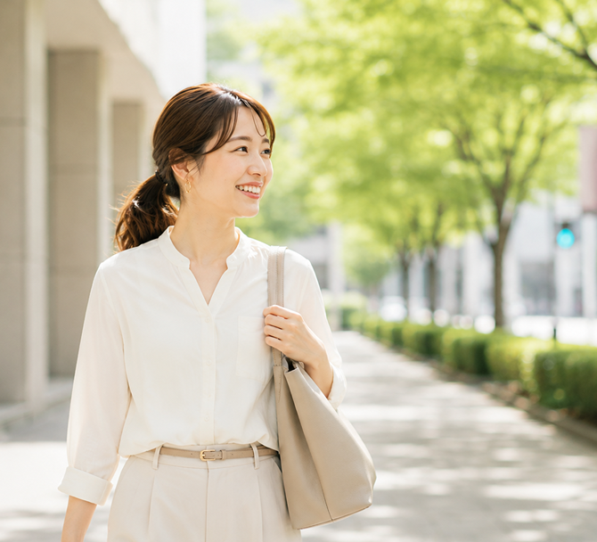 日中に出勤する女性の写真